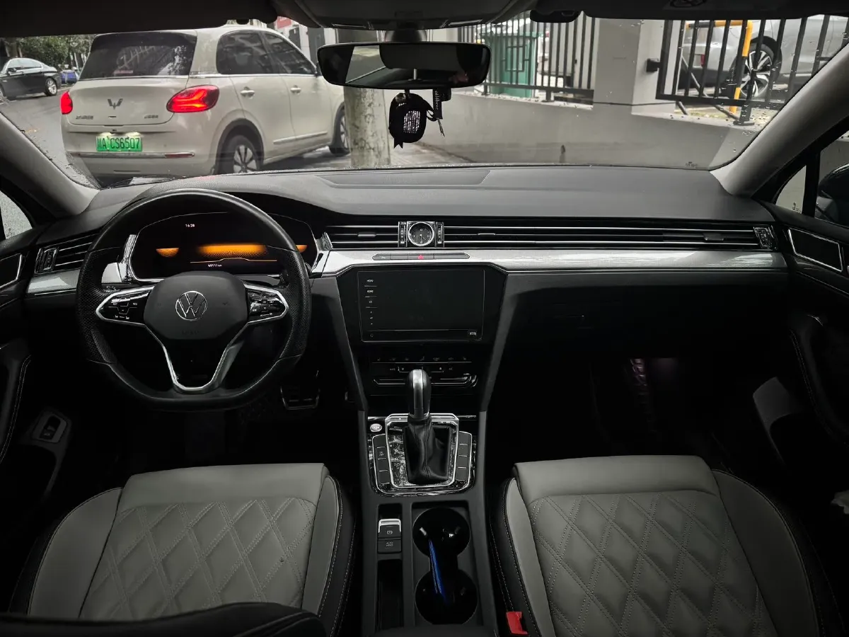 2023 Volkswagen Magotan 2.0T 186HP L4 7DCT,autocango,china used car exporter,china ev exporter,chinese used car exporter,chinese used ev exporter