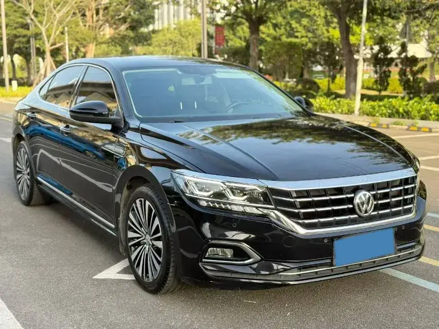 2019 VOLKSWAGEN PASSAT thumbnail 3
