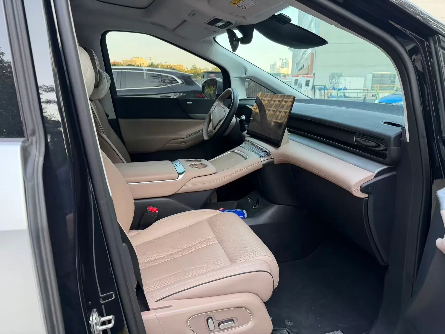 2024 XPENG X9 thumbnail 3