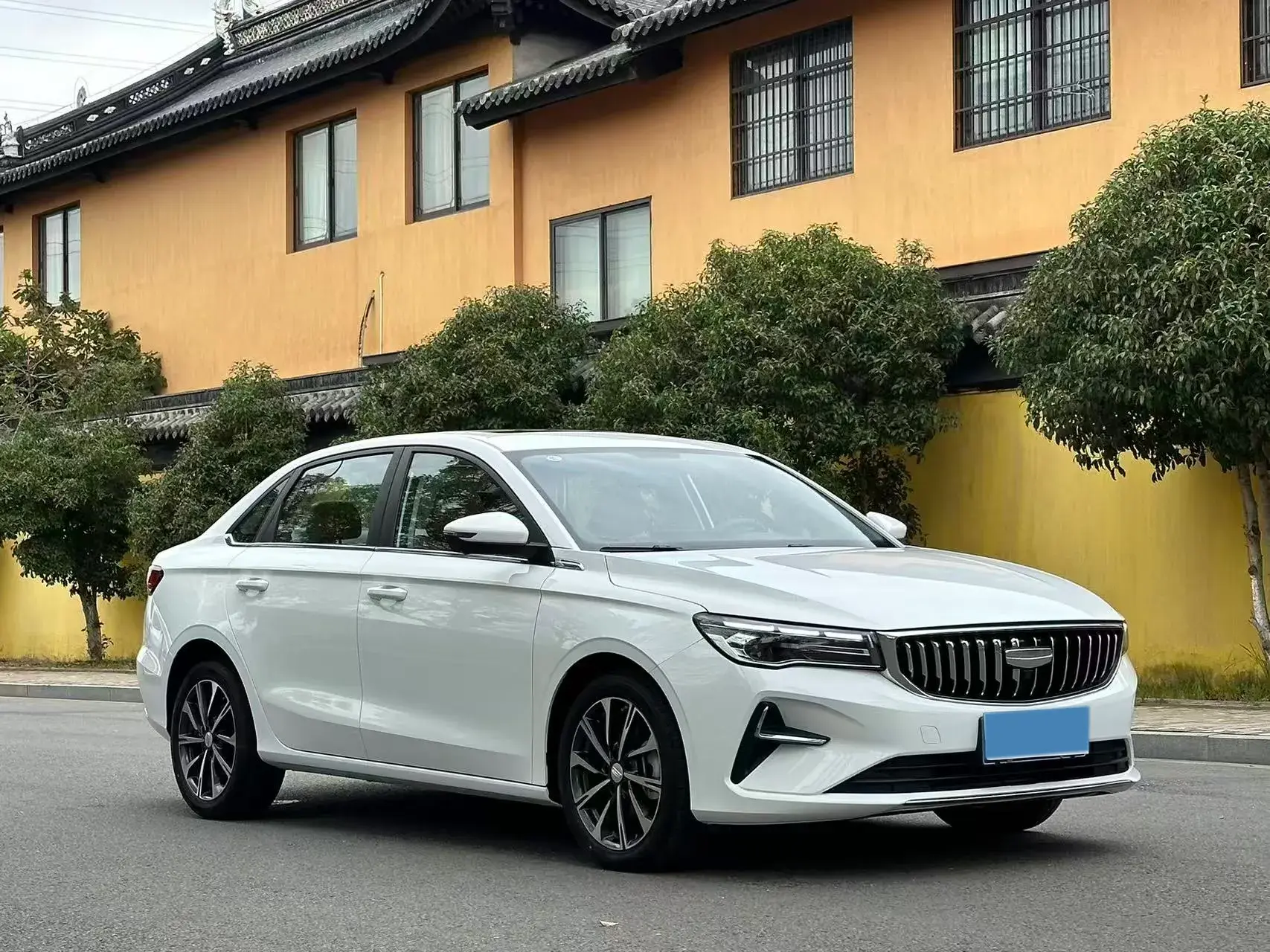 2023 GEELY EMGRAND thumbnail 3