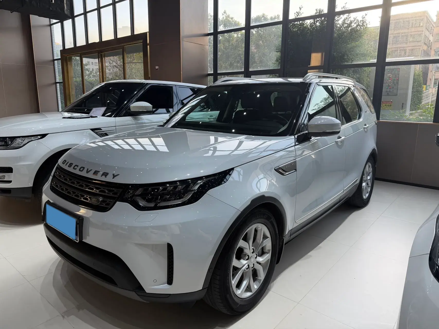 2019 LAND ROVER view 1