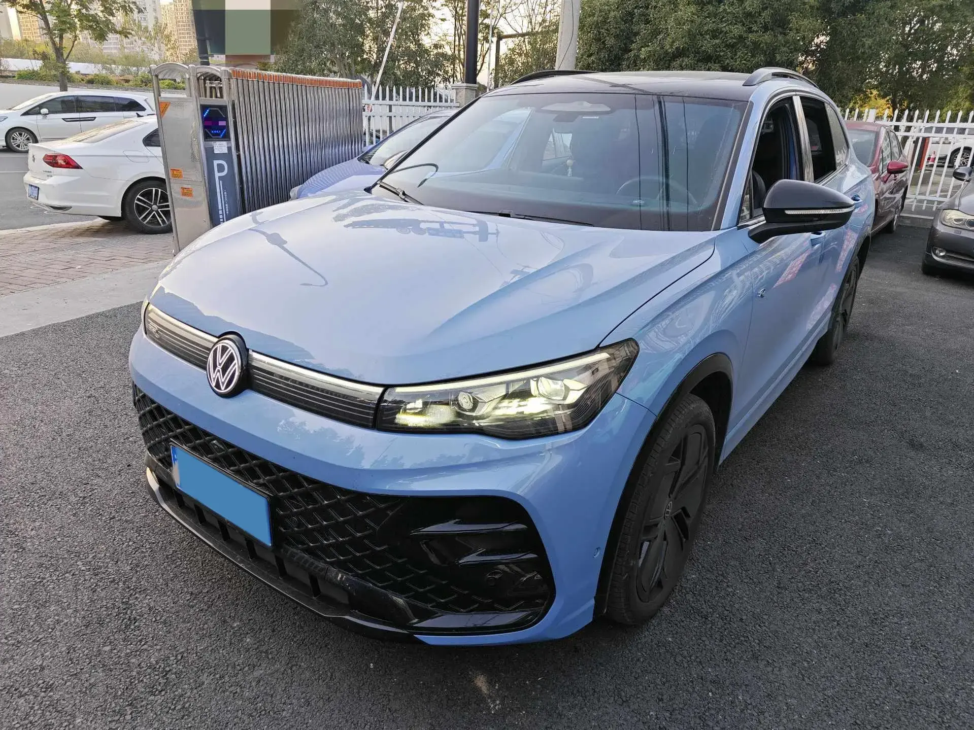 2024 VOLKSWAGEN TIGUAN view 1