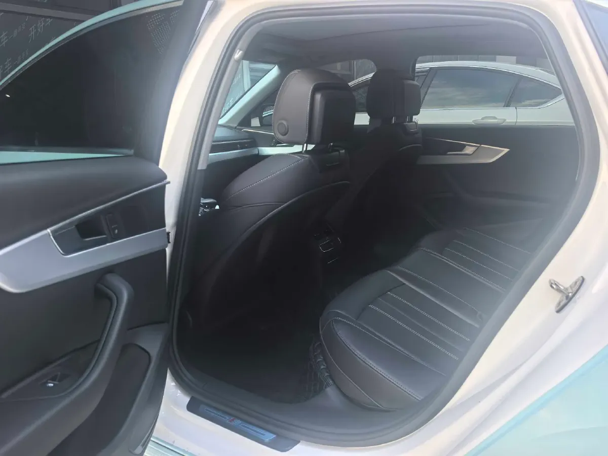 2022 Audi A4L 2.0T 190HP L4 7DCT,autocango,china used car exporter,china ev exporter,chinese used car exporter,chinese used ev exporter