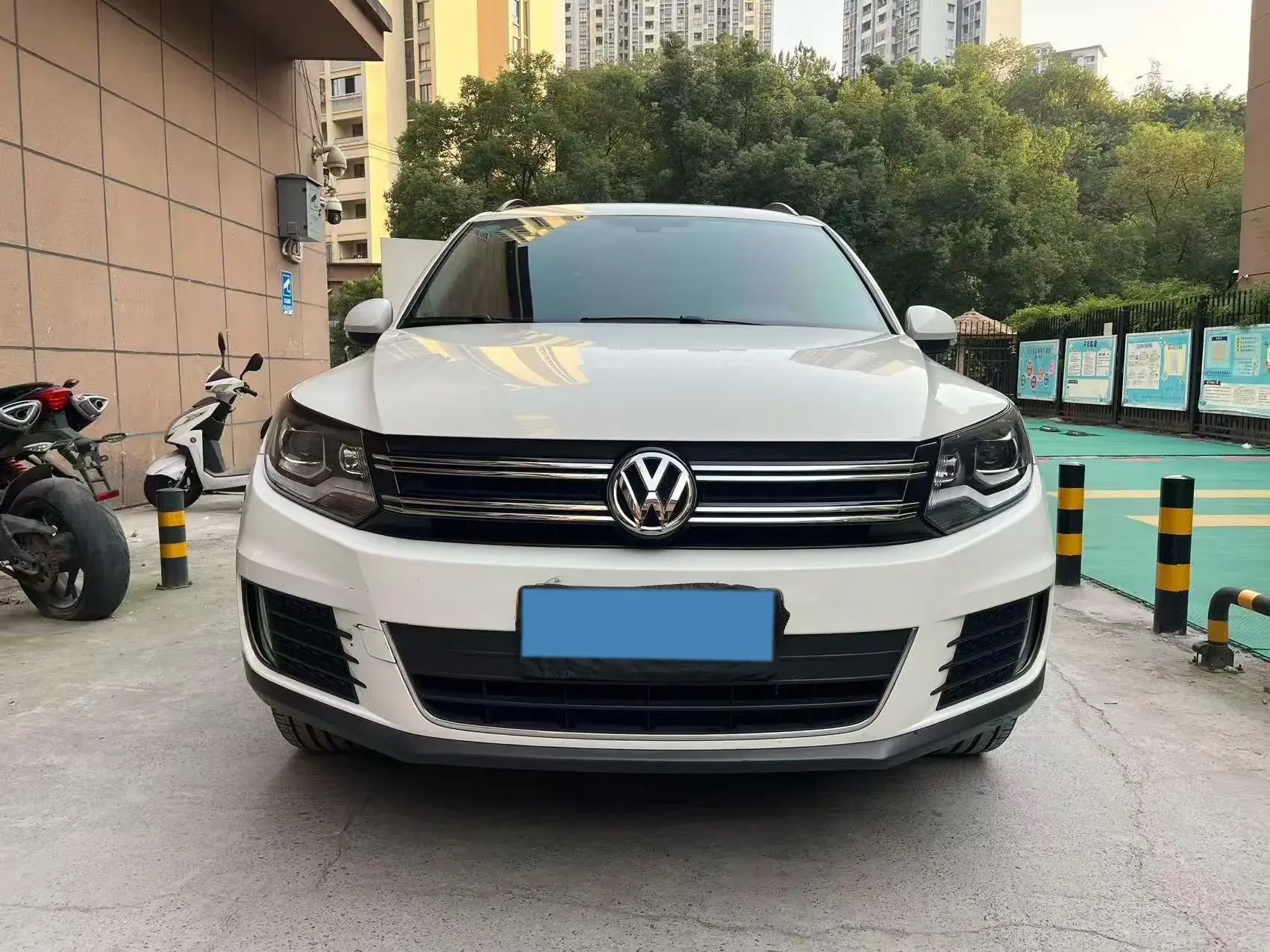 2017 VOLKSWAGEN TIGUAN thumbnail 3