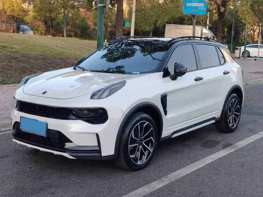 2022 LYNK&CO 01 view 1