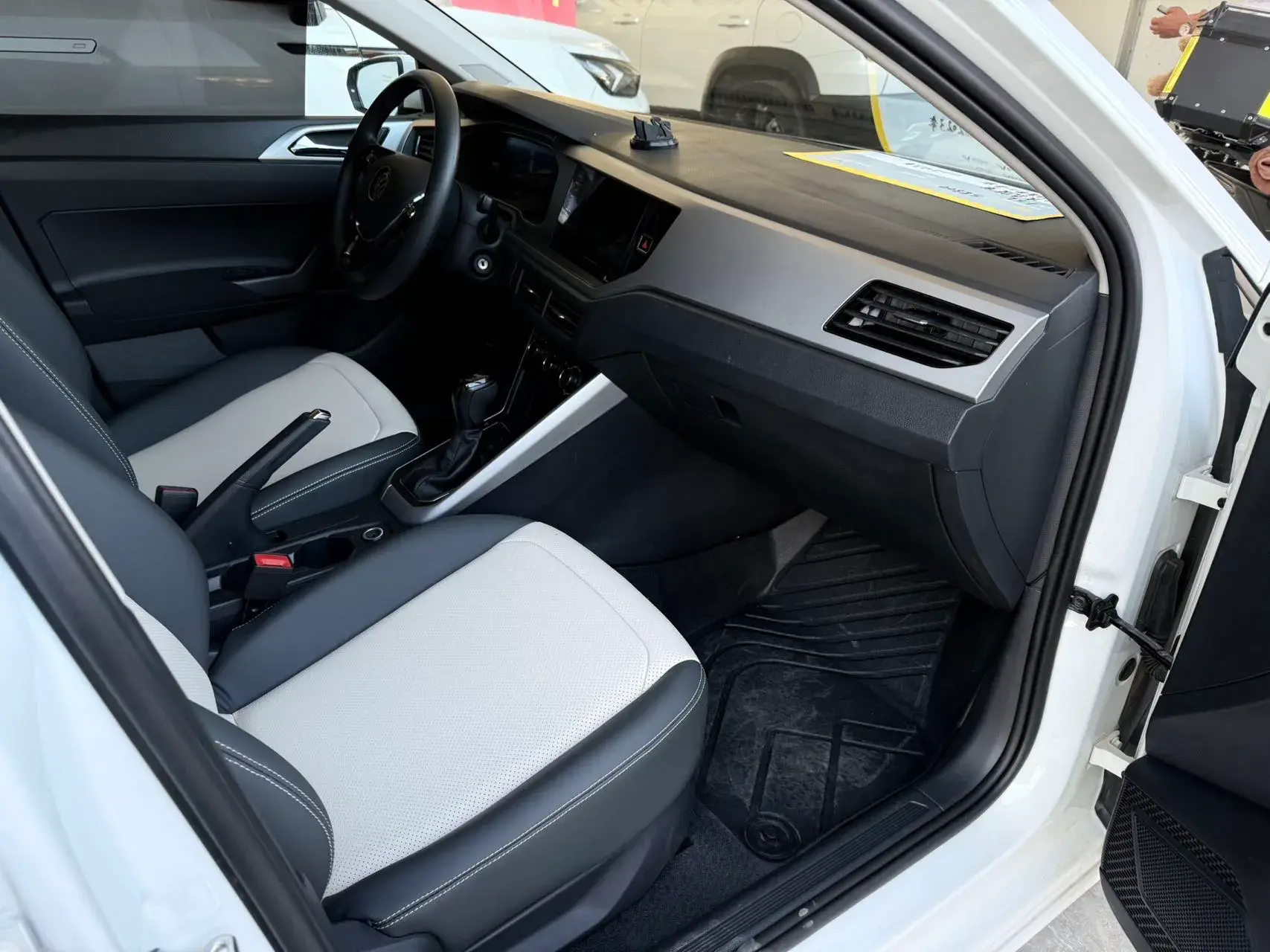 2023 VOLKSWAGEN POLO thumbnail 3