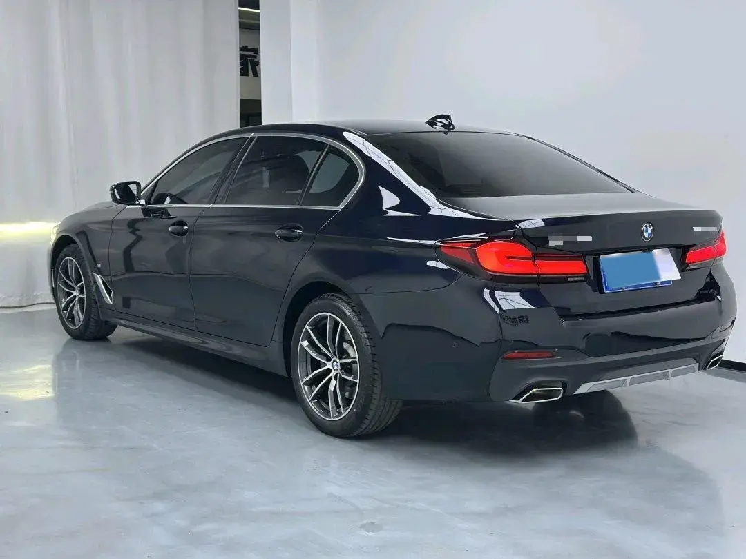 2022 BMW 5 thumbnail 4