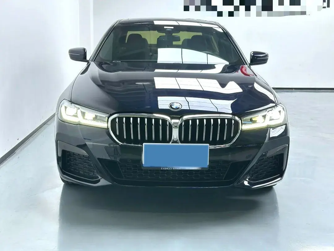 2022 BMW 5 thumbnail 2