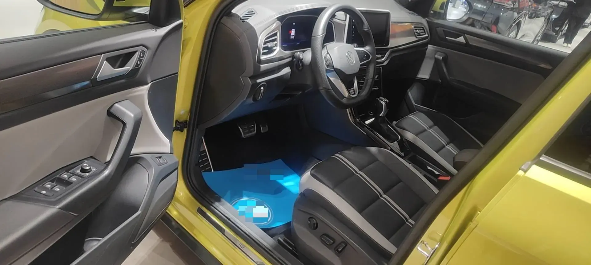 2023 VOLKSWAGEN T-ROC thumbnail 2