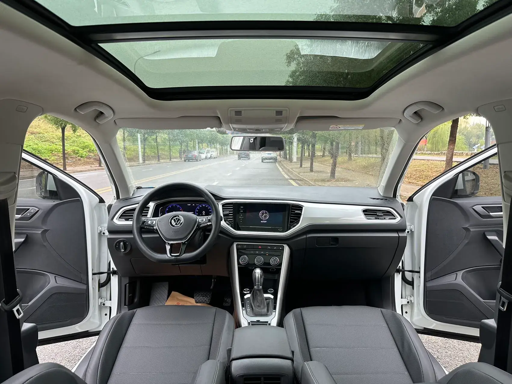 2021 VOLKSWAGEN T-ROC thumbnail 4