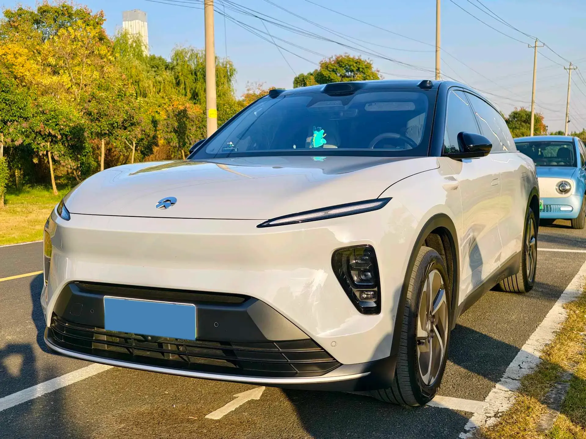 2024 NIO ES8 view 1