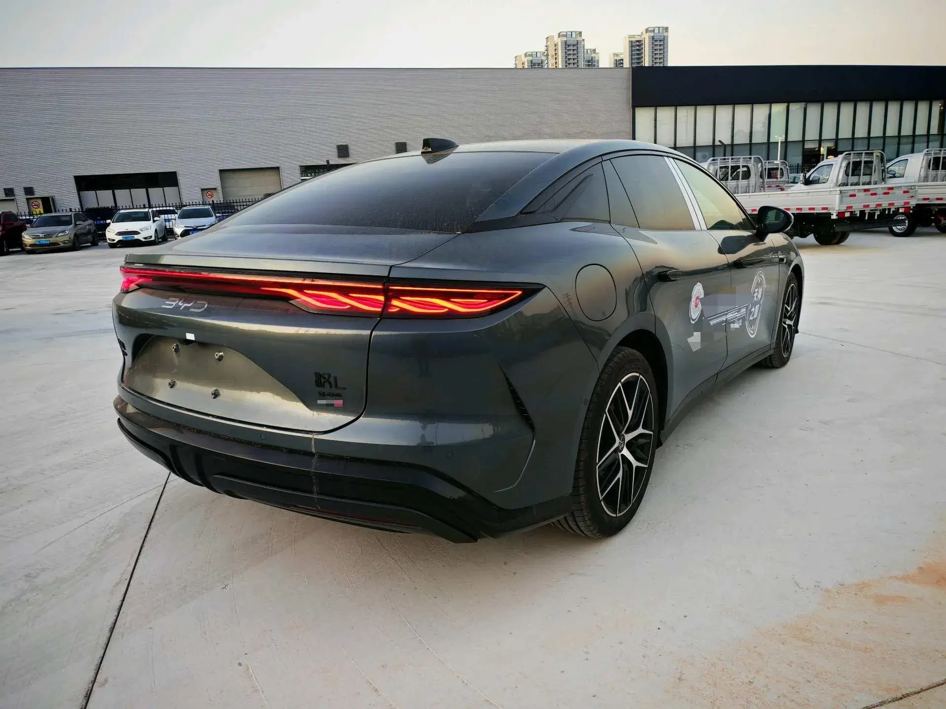 2025 BYD HANL thumbnail 3