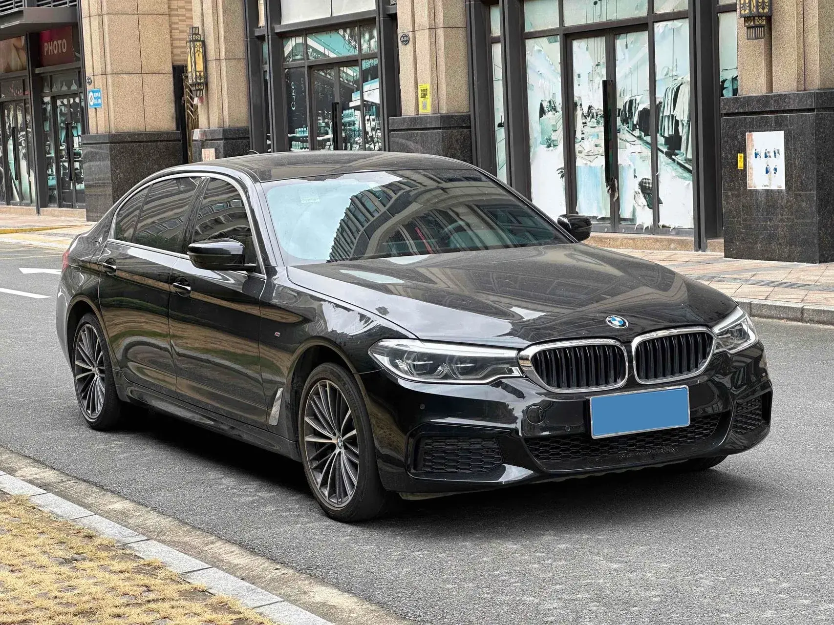 2022 BMW 5 thumbnail 2