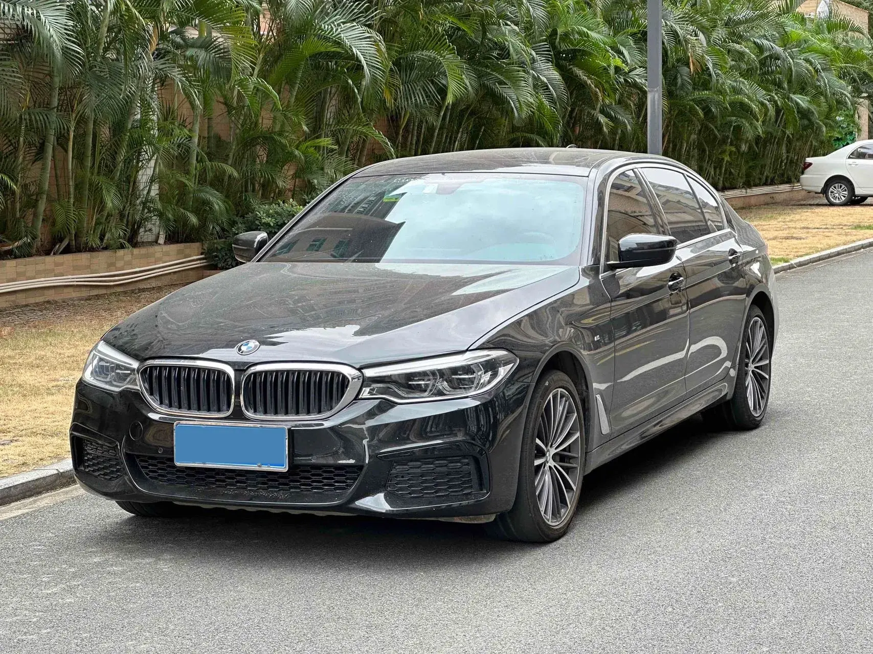 2022 BMW 5 view 1