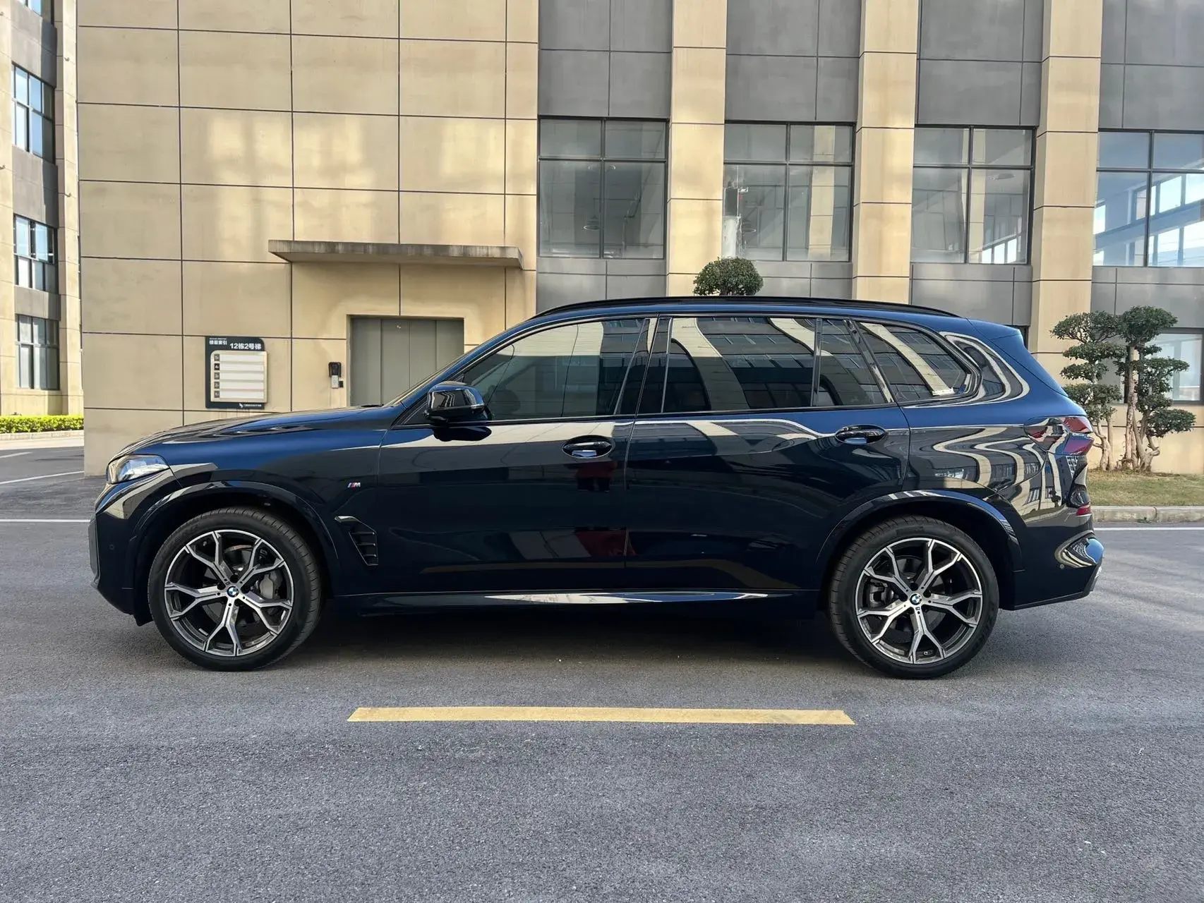 2023 BMW X5 thumbnail 4