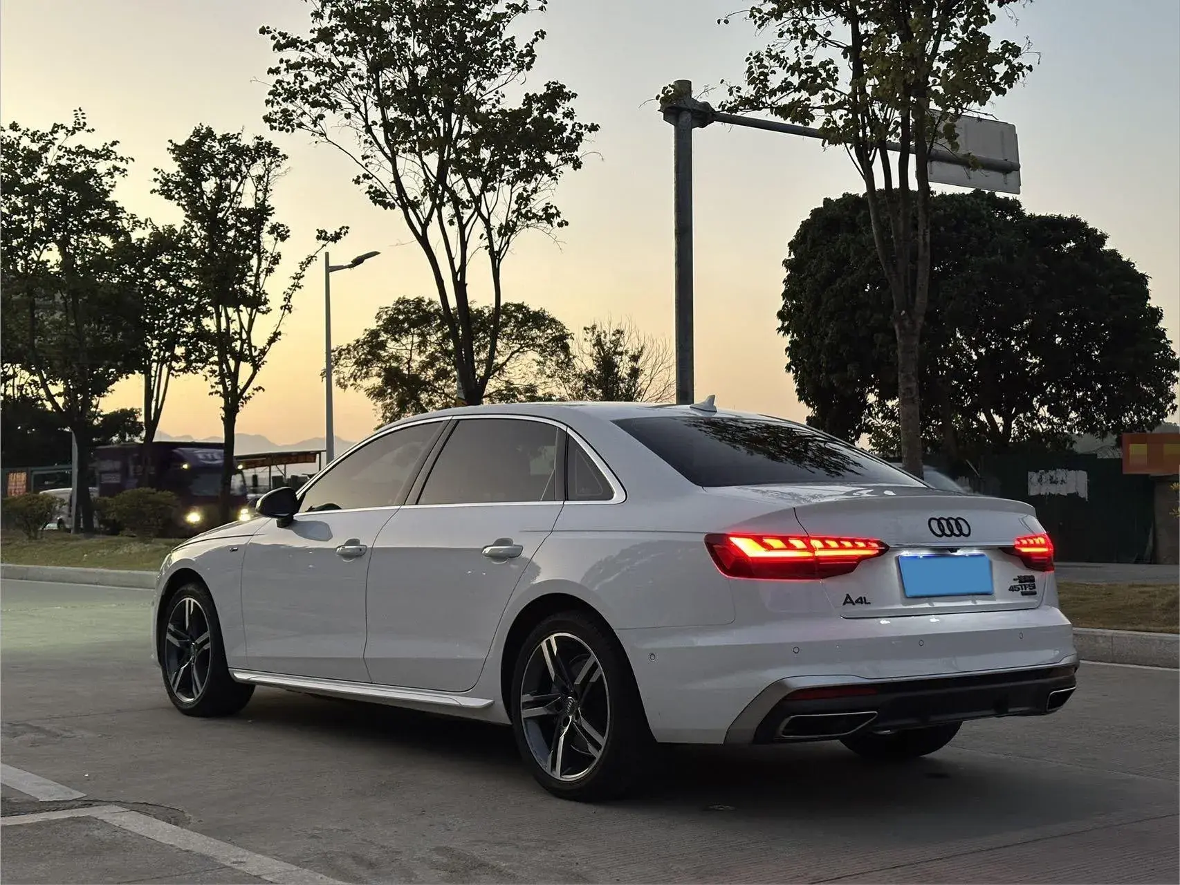 2020 AUDI A4L thumbnail 4