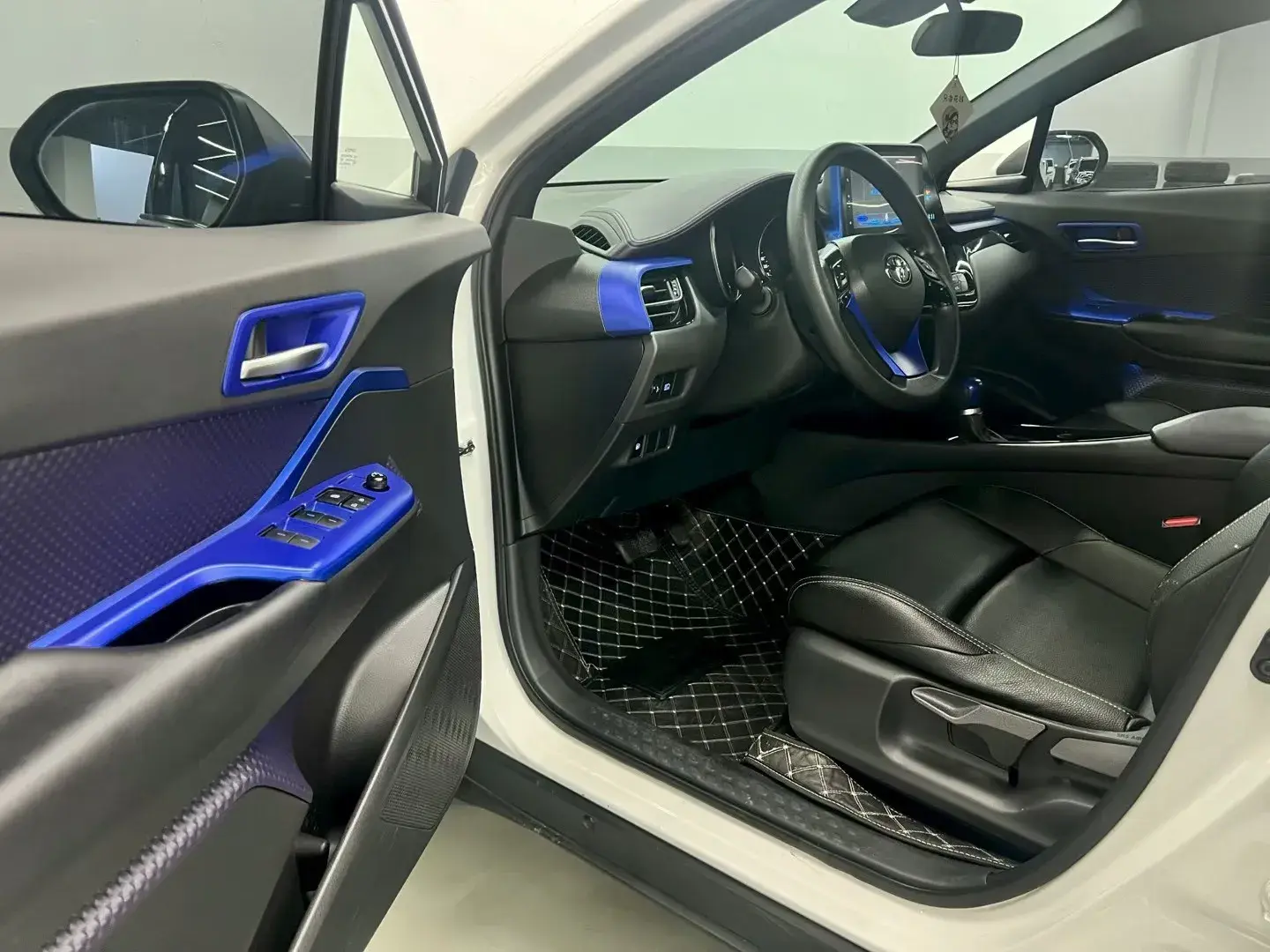 2020 TOYOTA C-HR thumbnail 2