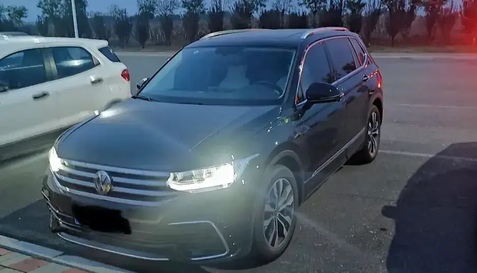 2025 VOLKSWAGEN TIGUAN view 1