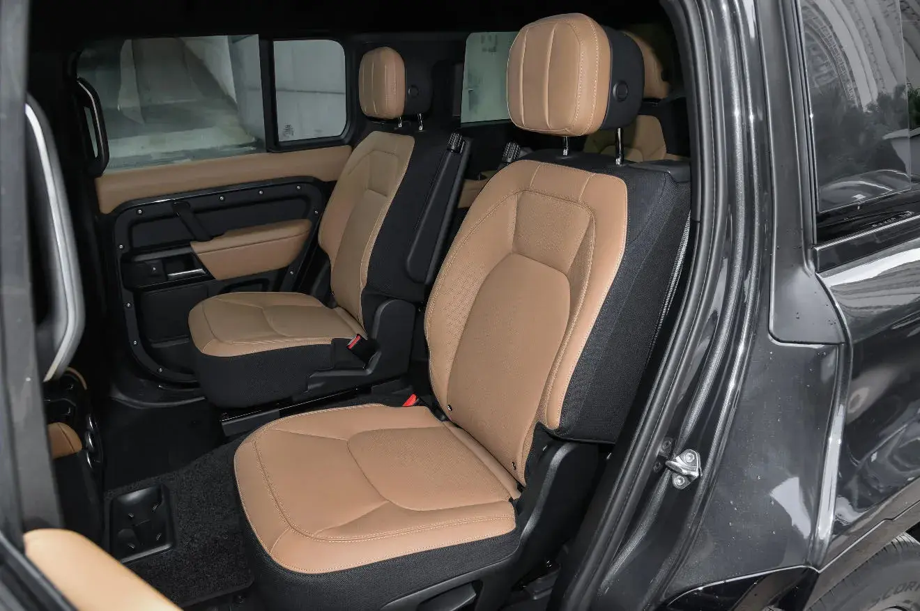 2025 LAND ROVER thumbnail 4