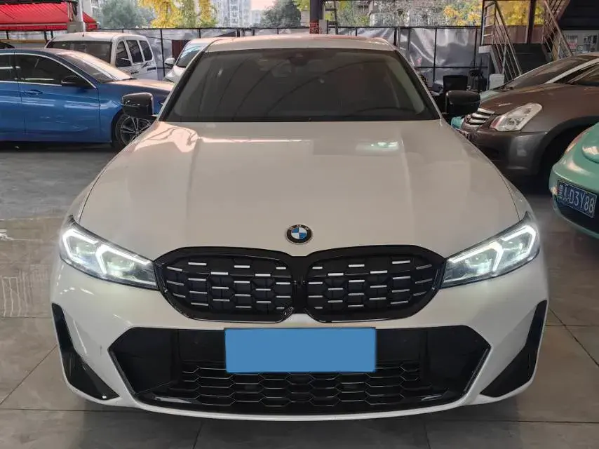 2024 BMW 3 thumbnail 2