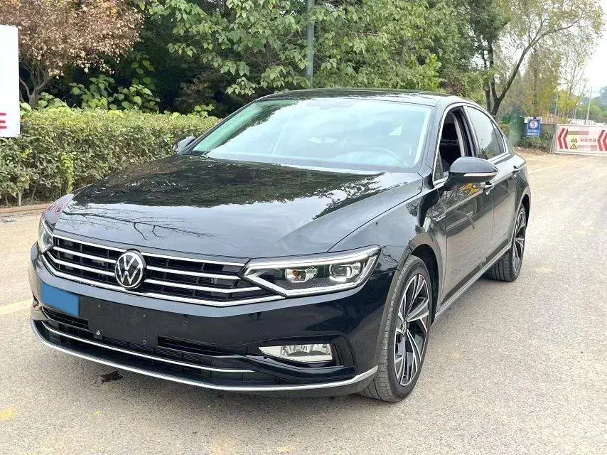 2021 VOLKSWAGEN MAGOTAN view 1