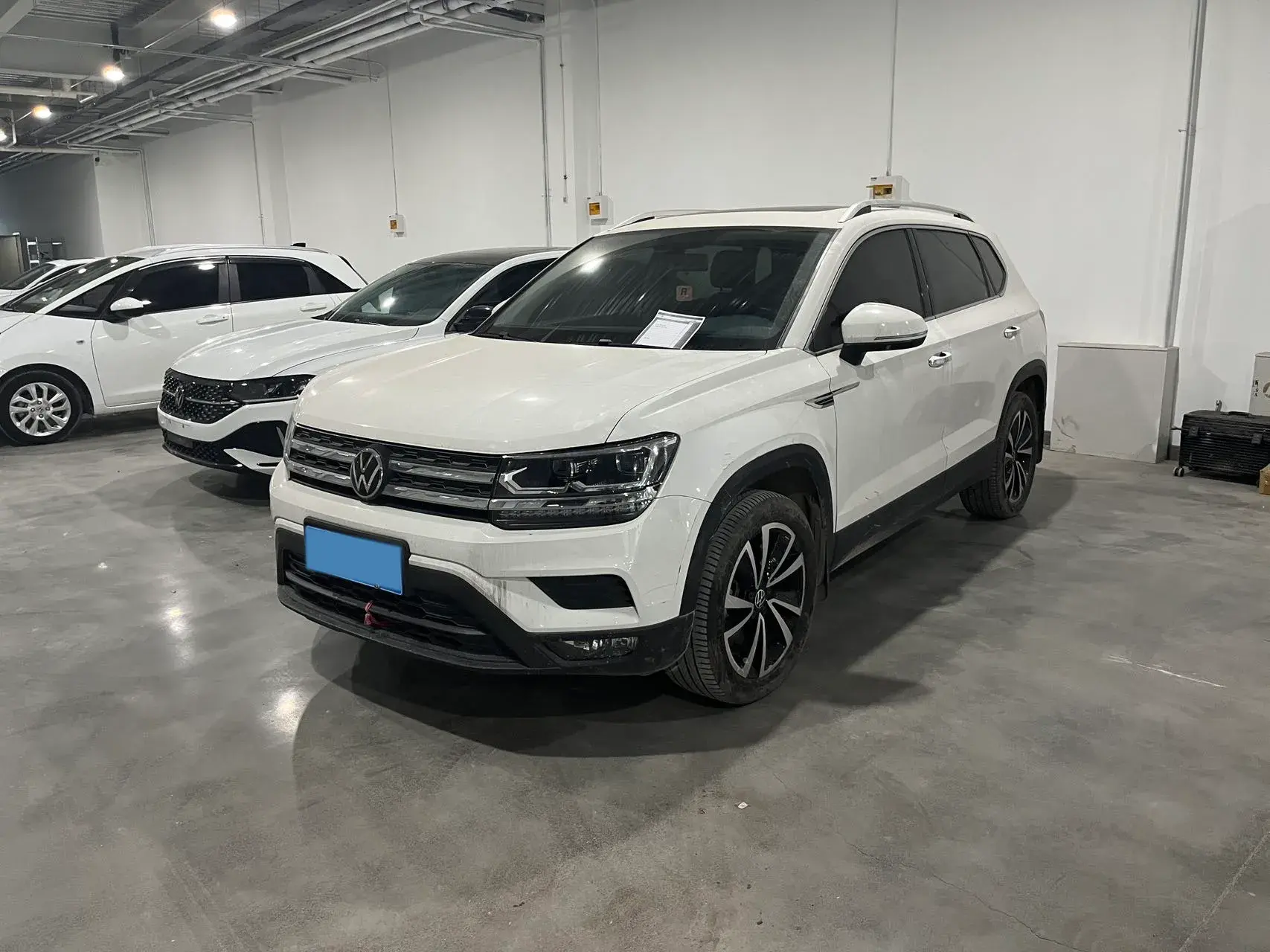 2021 VOLKSWAGEN THARU view 1