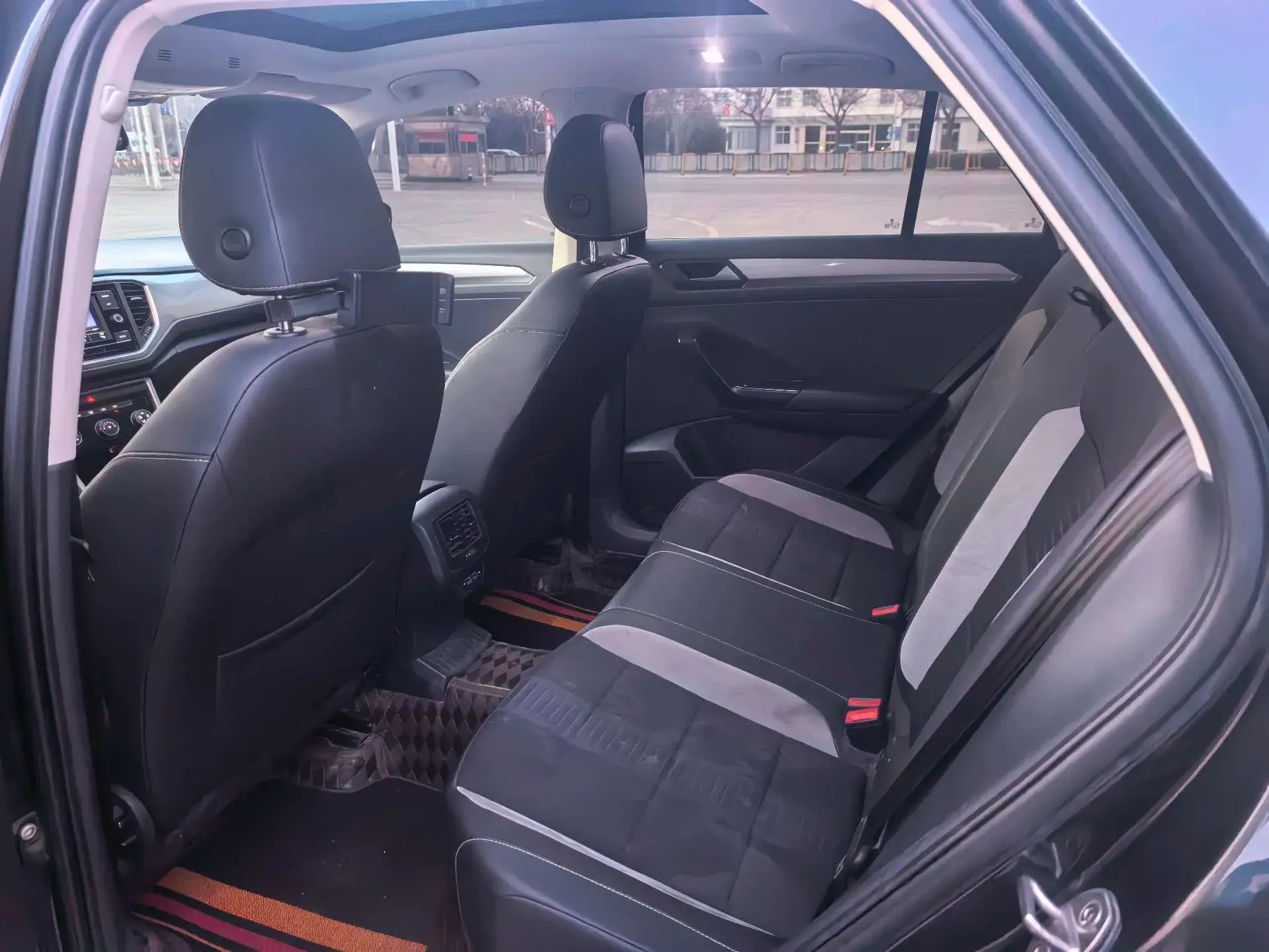 2019 VOLKSWAGEN T-ROC thumbnail 4