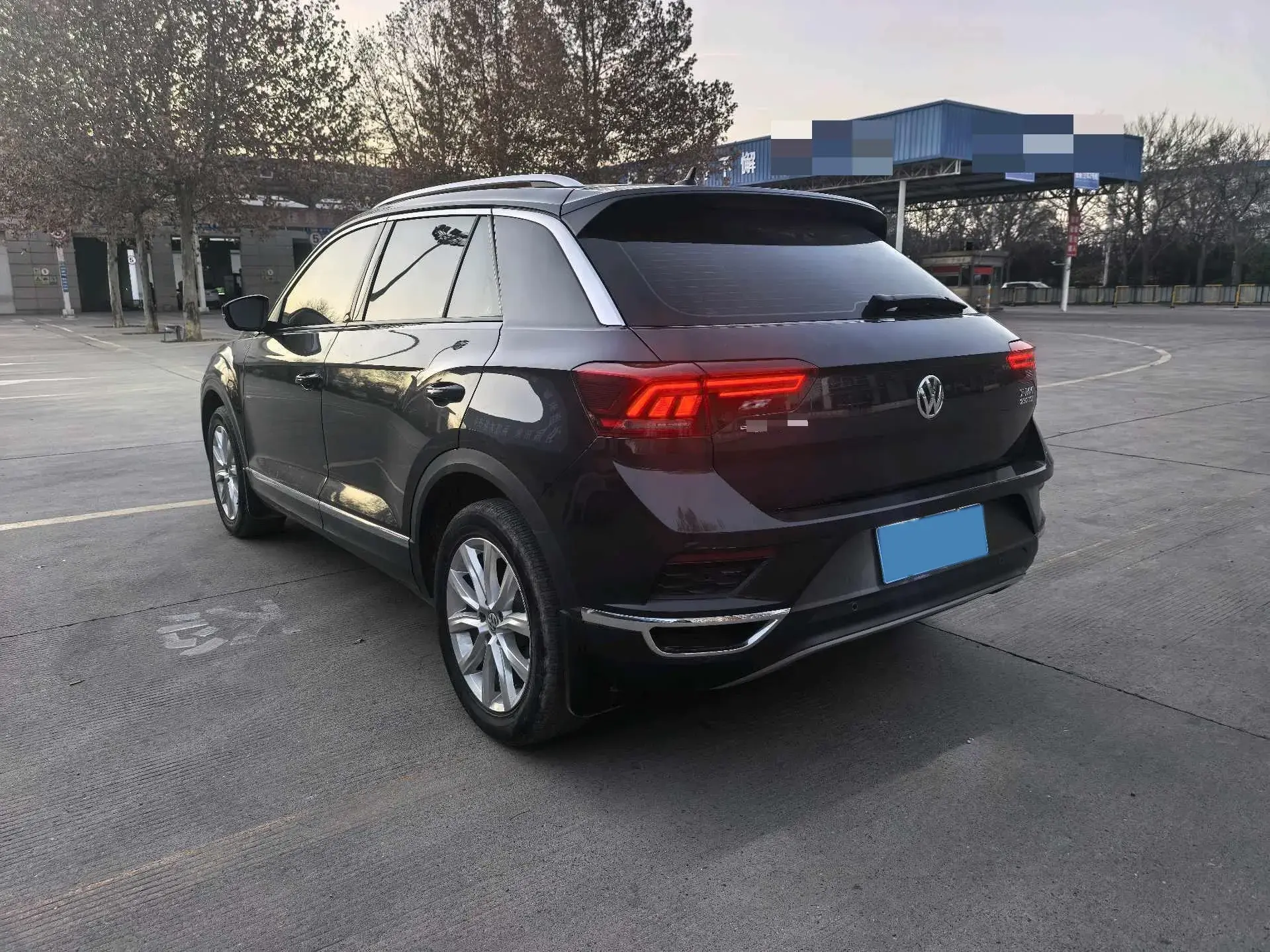 2019 VOLKSWAGEN T-ROC thumbnail 3