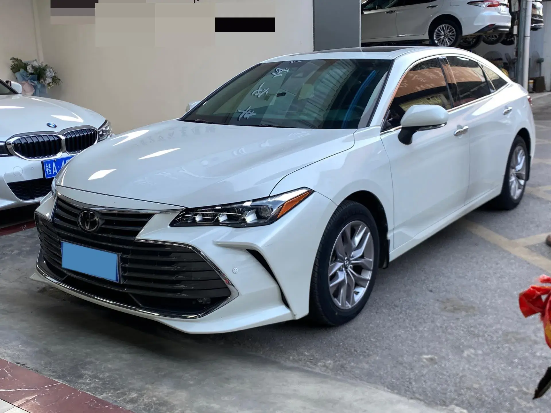 2019 TOYOTA AVALON view 1