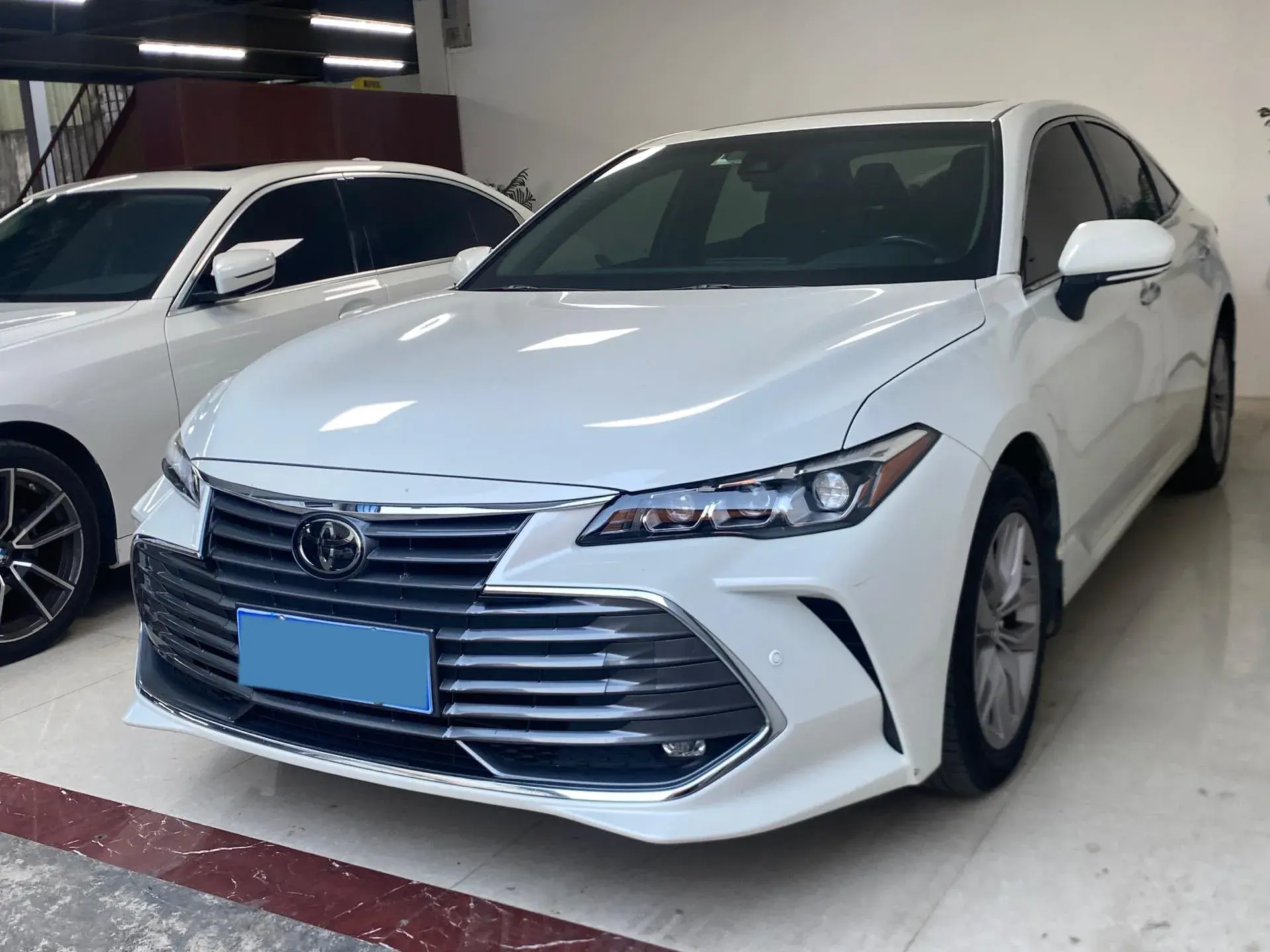 2019 TOYOTA AVALON thumbnail 3