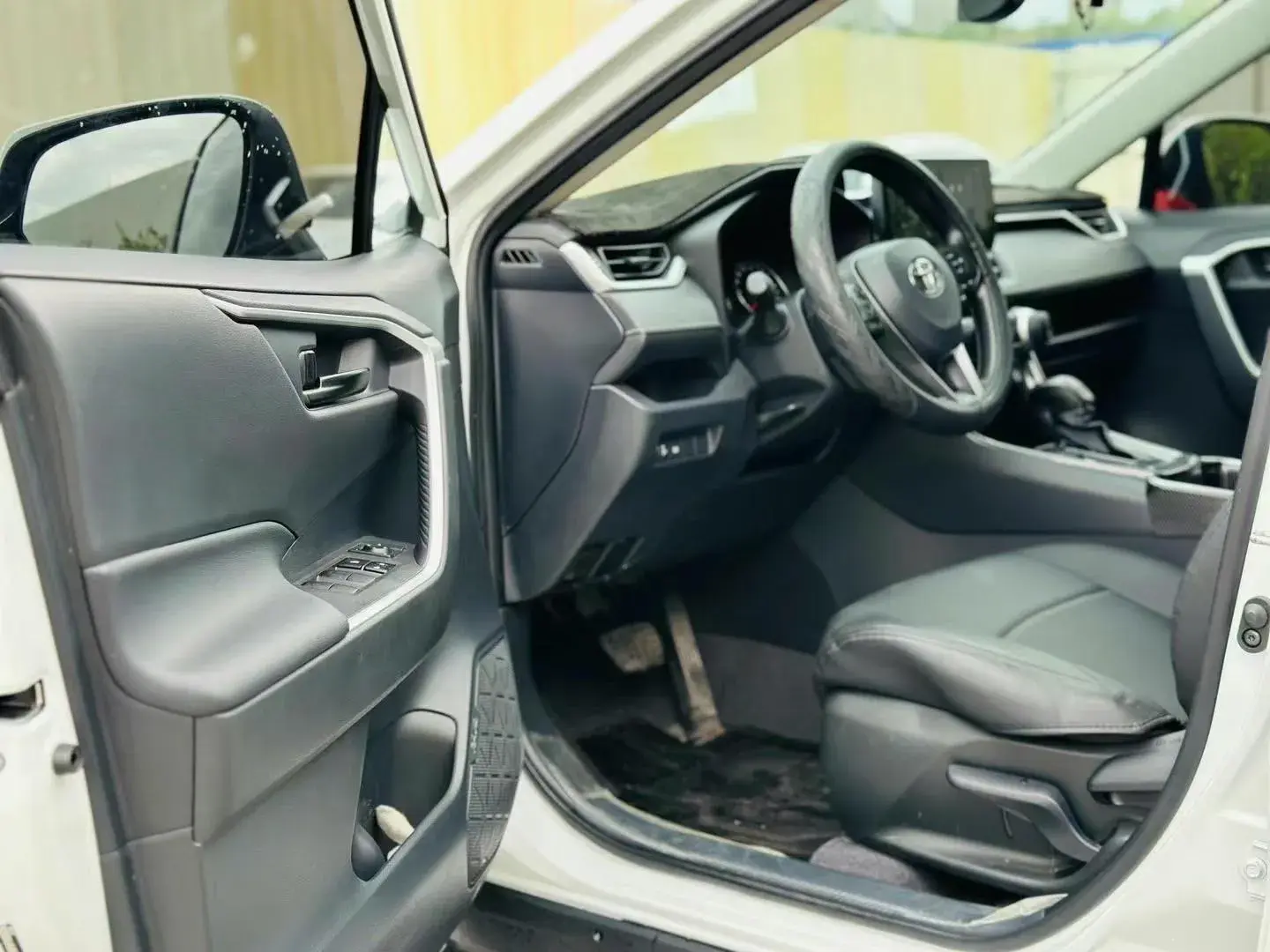 2023 TOYOTA RAV4 thumbnail 4