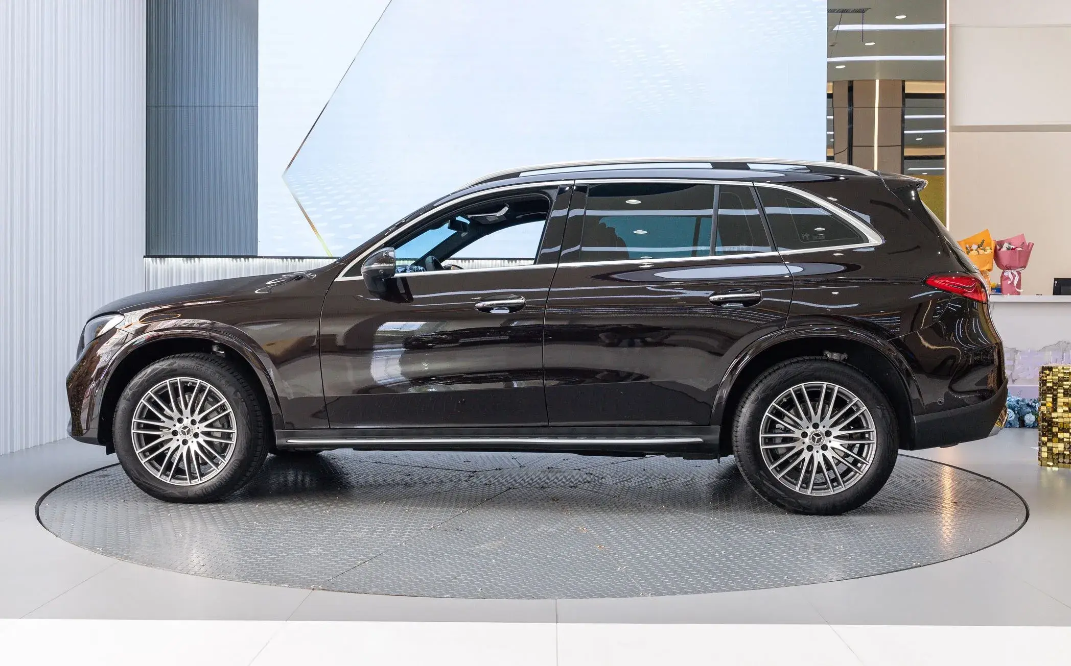 2025 MERCEDES-BENZ GLC thumbnail 2