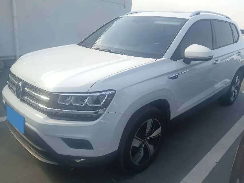 2021 VOLKSWAGEN THARU view 1