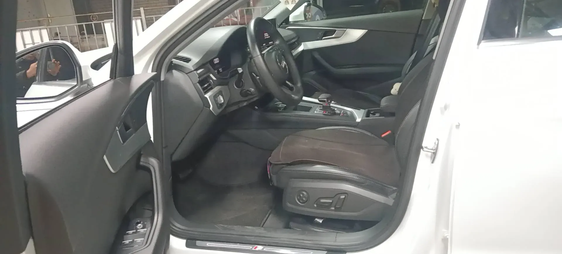 2022 Audi A4L 2.0T 190HP L4 7DCT,autocango,china used car exporter,china ev exporter,chinese used car exporter,chinese used ev exporter