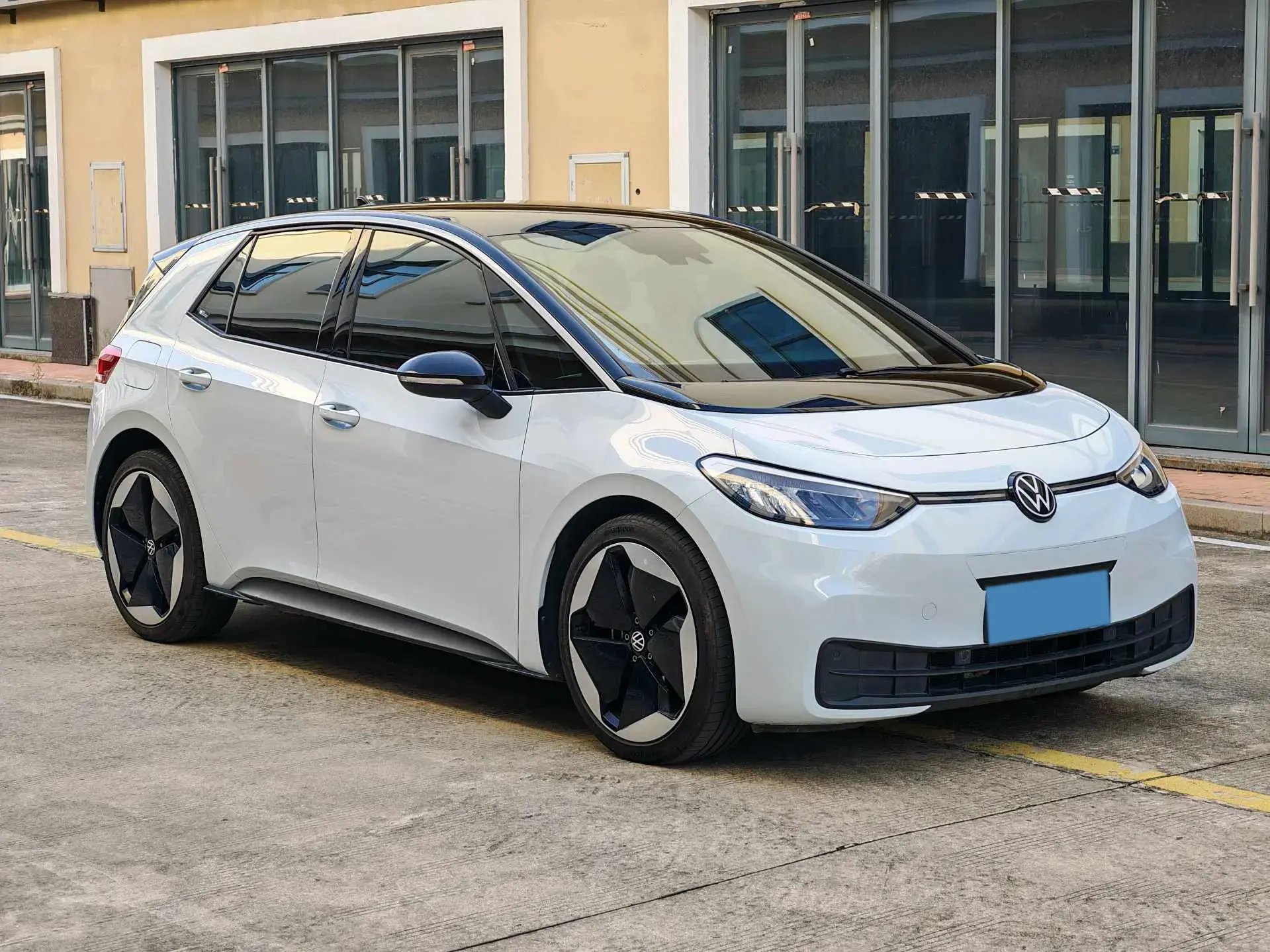 2023 VOLKSWAGEN ID.3 thumbnail 3