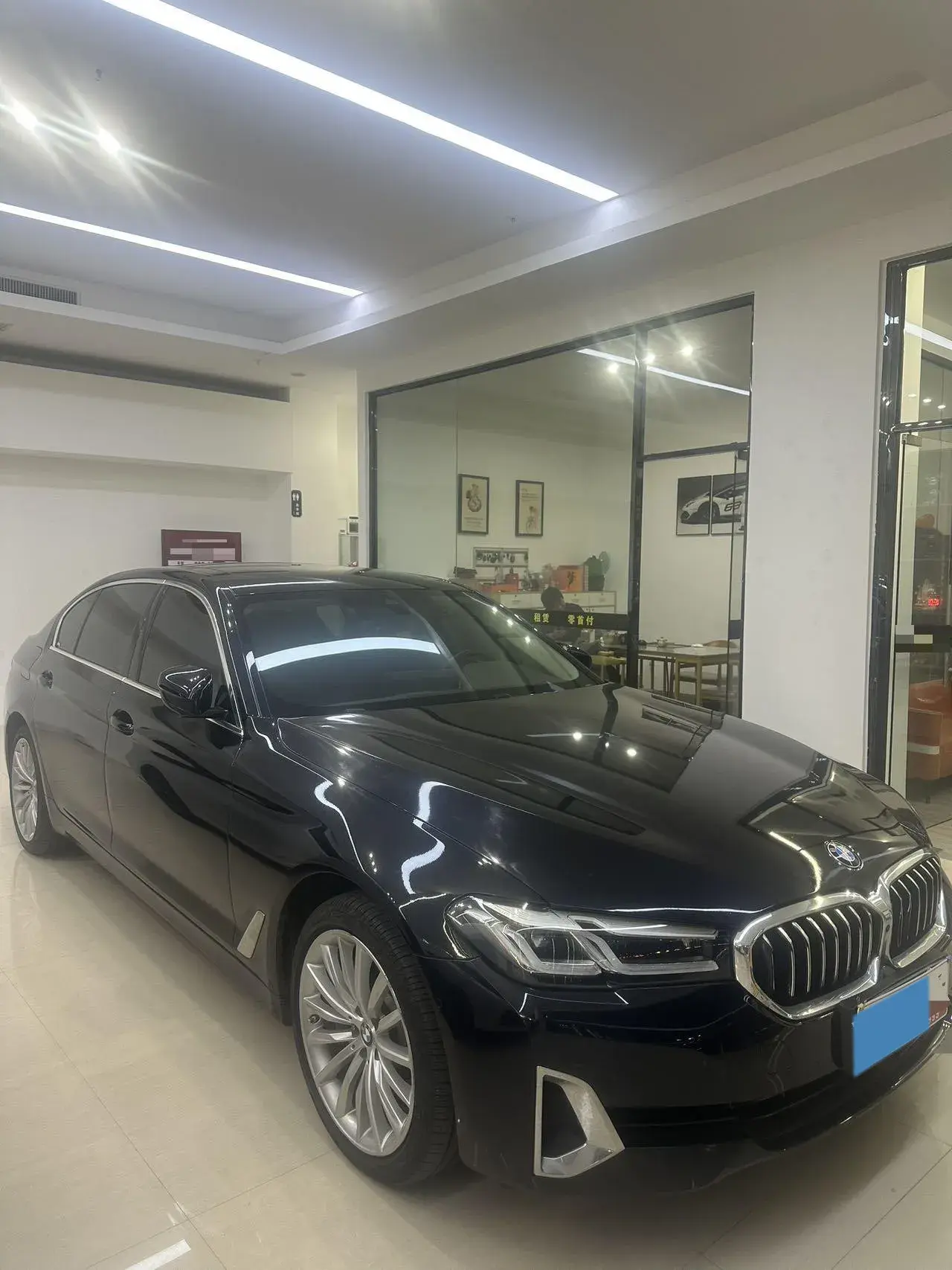 2022 BMW 5 thumbnail 2