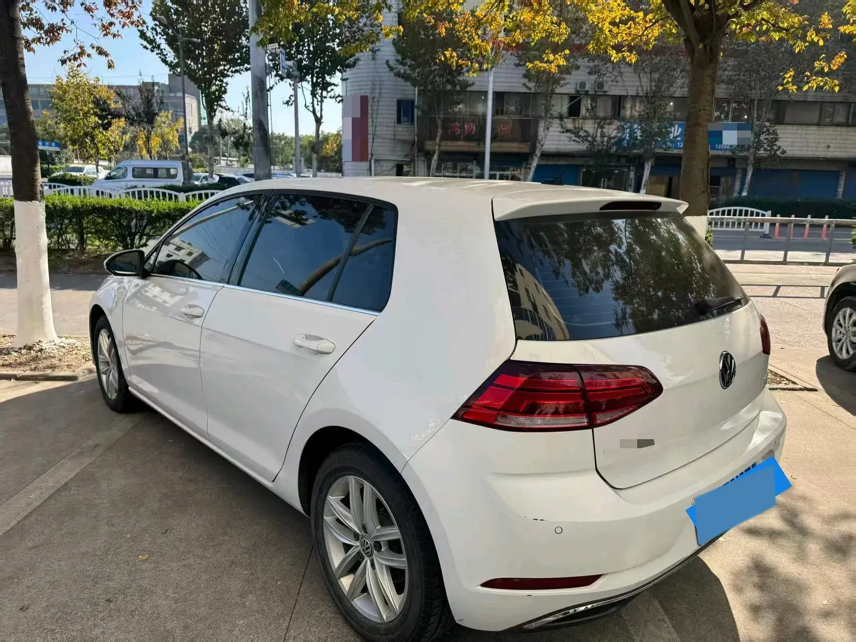 2019 VOLKSWAGEN GOLF thumbnail 3