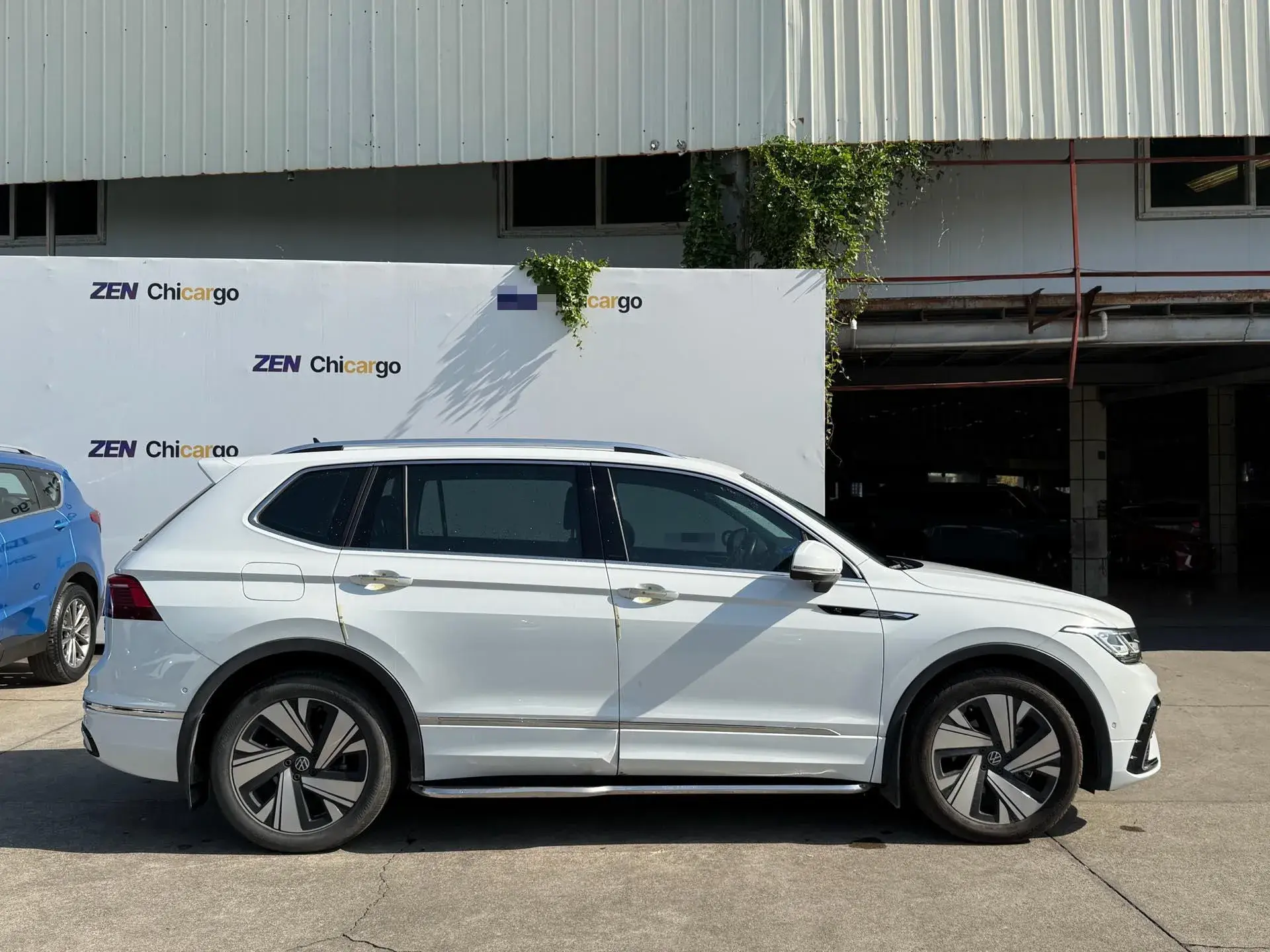 2023 VOLKSWAGEN TIGUAN thumbnail 3