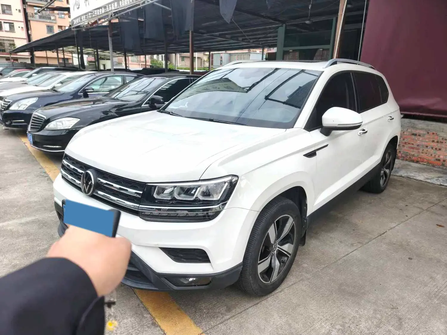 2021 VOLKSWAGEN THARU view 1