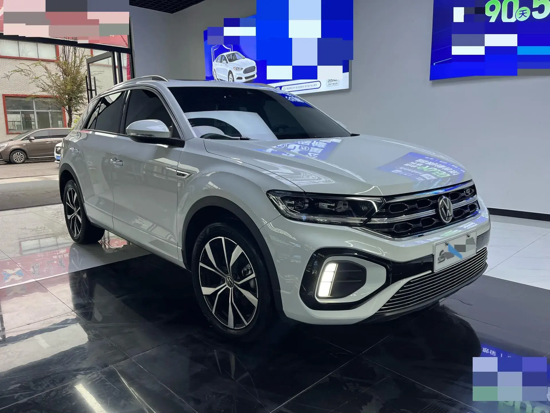 2023 VOLKSWAGEN T-ROC thumbnail 3