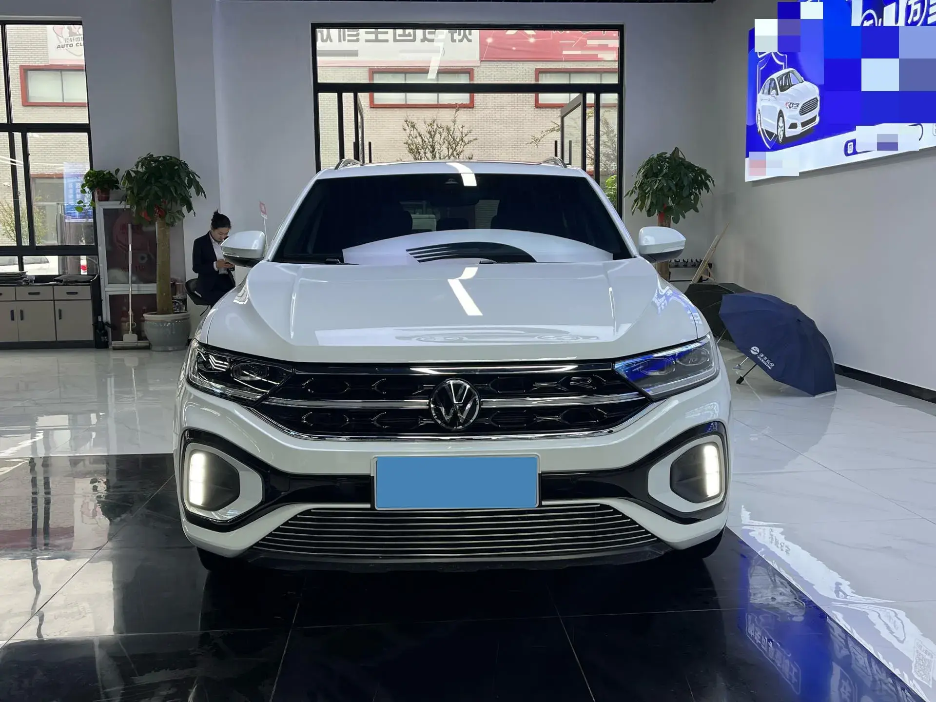 2023 VOLKSWAGEN T-ROC thumbnail 2