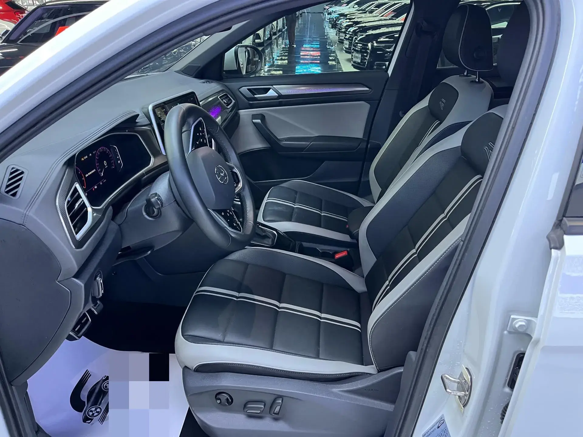 2023 VOLKSWAGEN T-ROC thumbnail 4