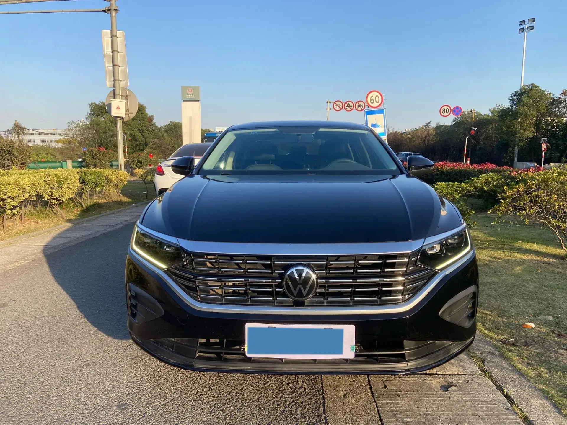 2022 VOLKSWAGEN PASSAT thumbnail 3