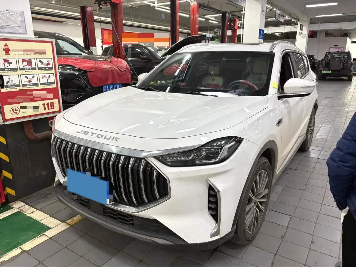 2023 JETOUR X70 view 1