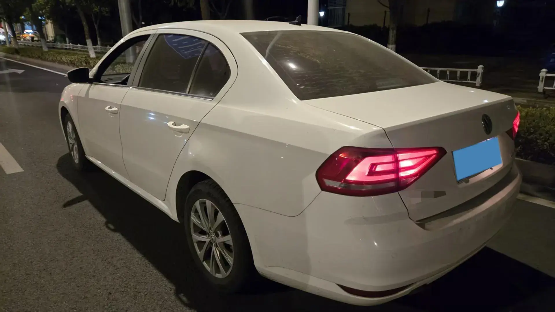 2017 VOLKSWAGEN LAVIDA thumbnail 4