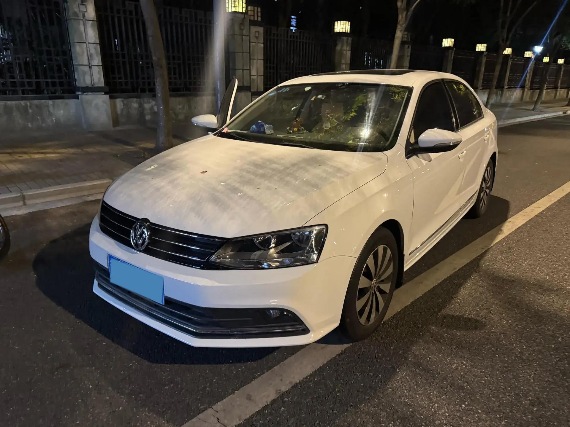 2018 VOLKSWAGEN SAGITAR view 1