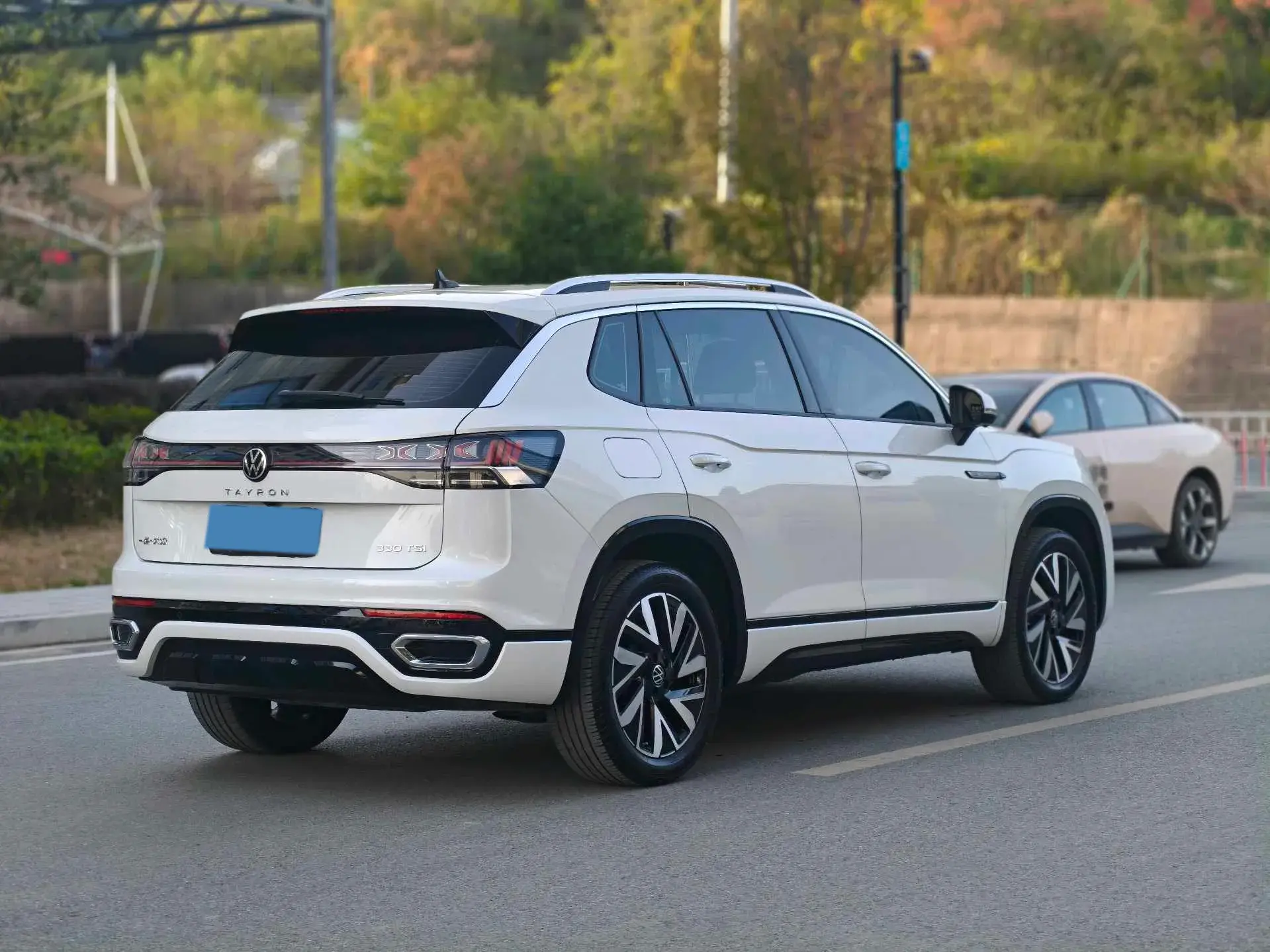 2023 VOLKSWAGEN TAYRON thumbnail 4