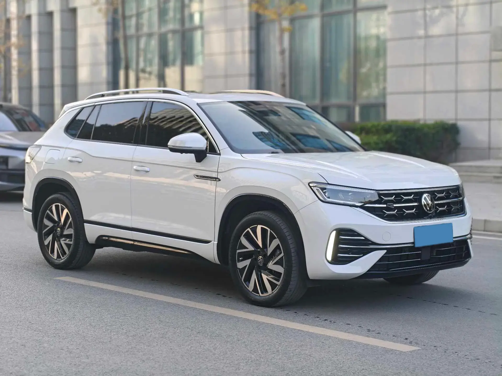 2023 VOLKSWAGEN TAYRON thumbnail 3