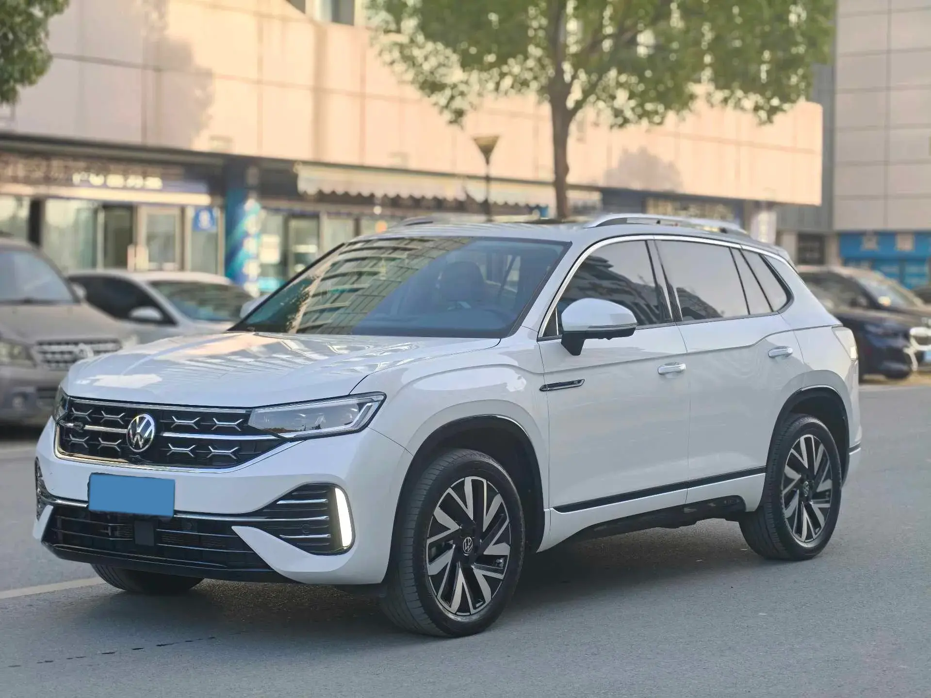 2023 VOLKSWAGEN TAYRON view 1