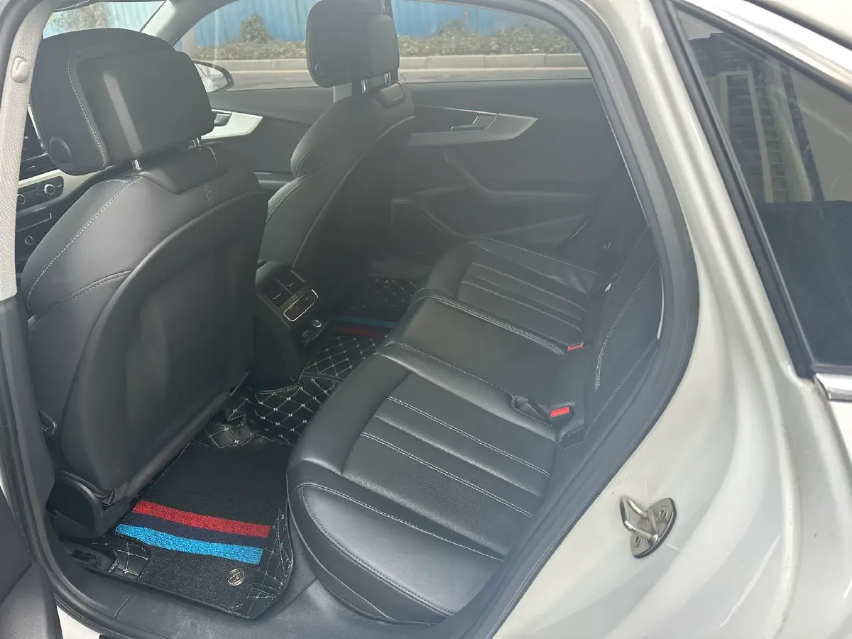 2022 Audi A4L 2.0T 190HP L4 7DCT,autocango,china used car exporter,china ev exporter,chinese used car exporter,chinese used ev exporter